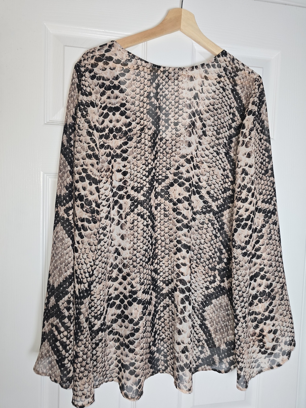 Show Me Your Mumu Beige Snake Print V-Neck Women's Top Size Large - Picture 5 of 7